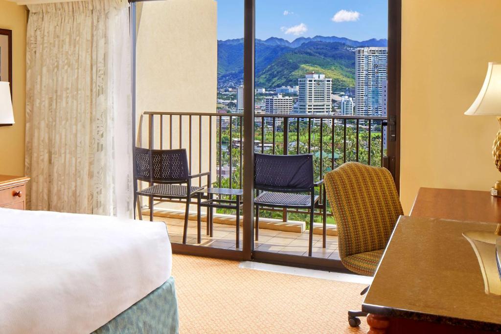 Hilton Hawaiian Village Waikiki Beach Resort - Resort View With King Bed - Mobility Accessible Tub