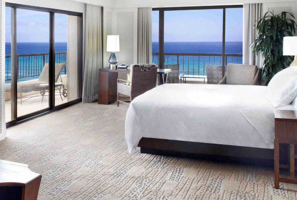 Hilton Hawaiian Village Waikiki Beach Resort - Ali’I Tower Corner Ocean Front With King Bed