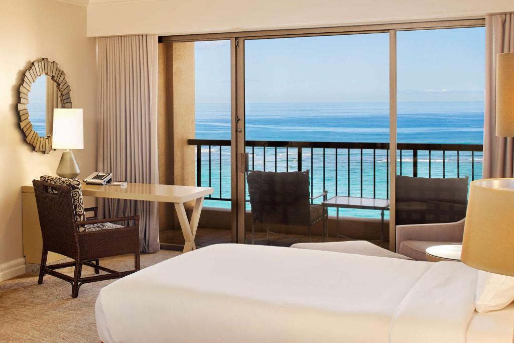 Hilton Hawaiian Village Waikiki Beach Resort - Ali'I Tower Ocean Front With Two Double Beds