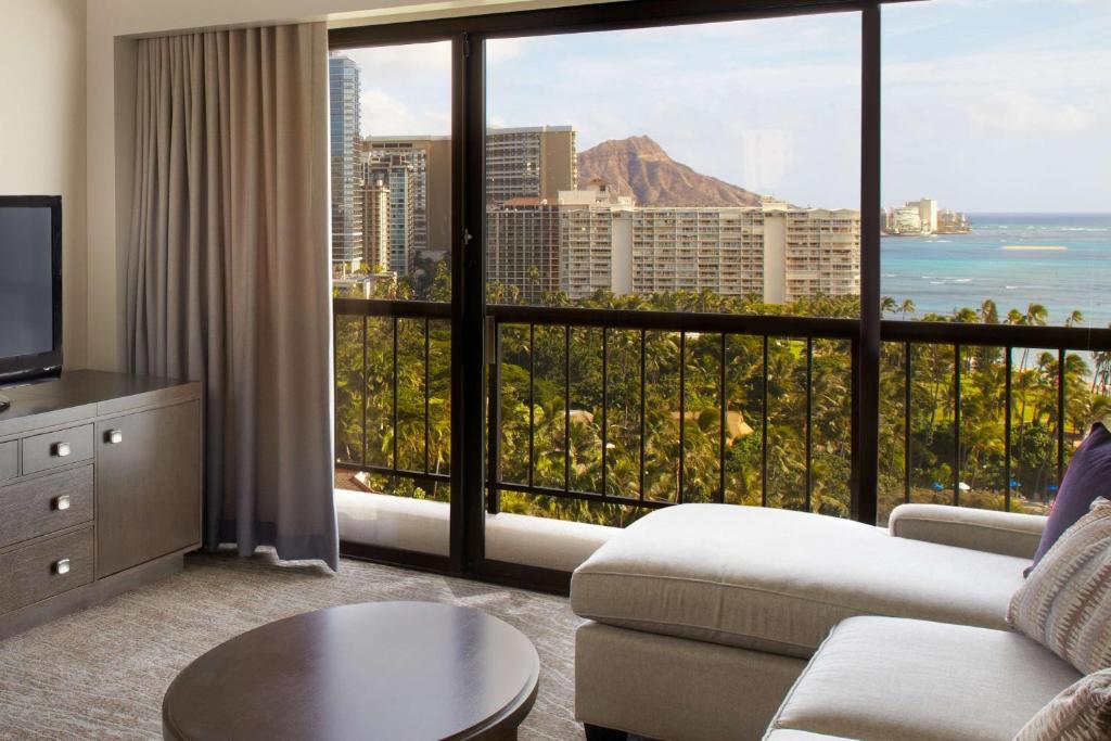 Hilton Hawaiian Village Waikiki Beach Resort - Ali'I Tower One-Bedroom King Suite