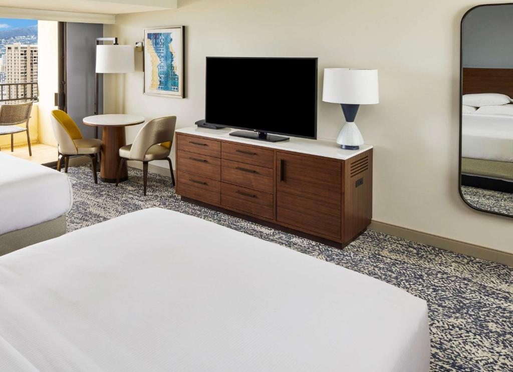 Hilton Hawaiian Village Waikiki Beach Resort - Tapa Collection Queen Room With Two Queen Beds - Partial Ocean View