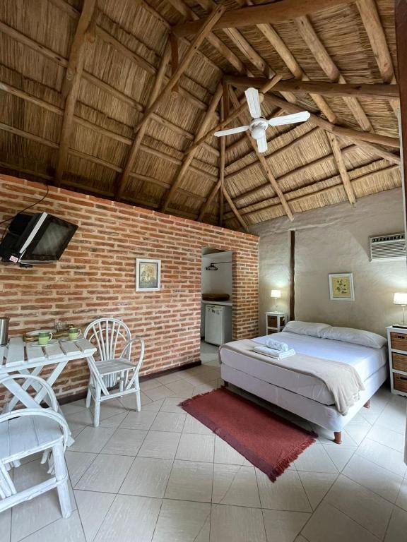 1 dormitorio con cama, mesa y TV en don isidro habitacion matrimonial en La Paz
