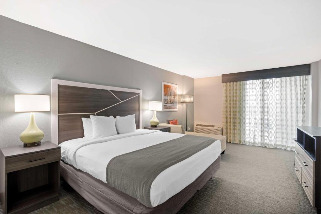 Best Western Plus Daytona Inn Seabreeze - King Suite With Mobility Accessible Roll-In Shower