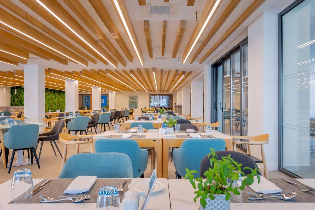 Restaurace v ubytování Radisson Beach Resort Larnaca