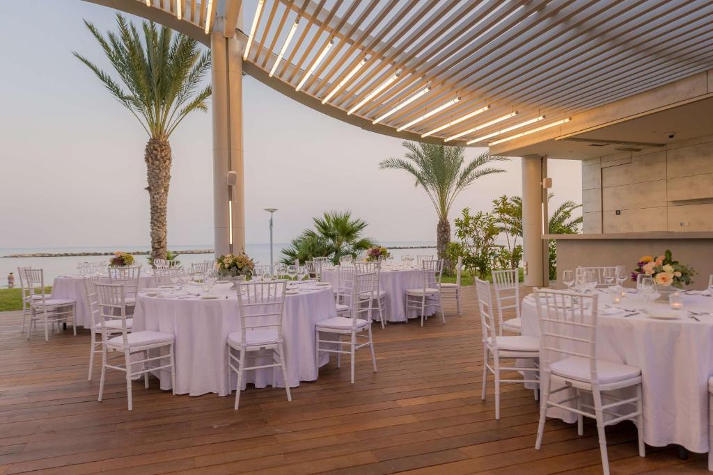 Restaurace v ubytování Radisson Beach Resort Larnaca