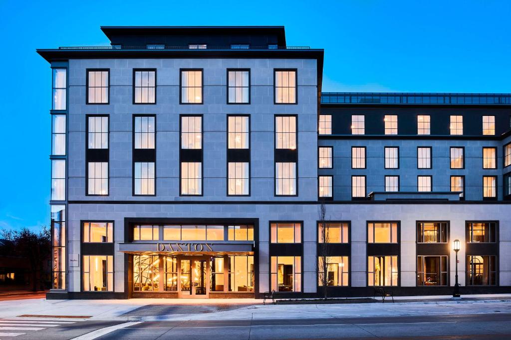 伯明翰Daxton Hotel Birmingham, Curio Collection by Hilton的街道上有许多窗户的大建筑