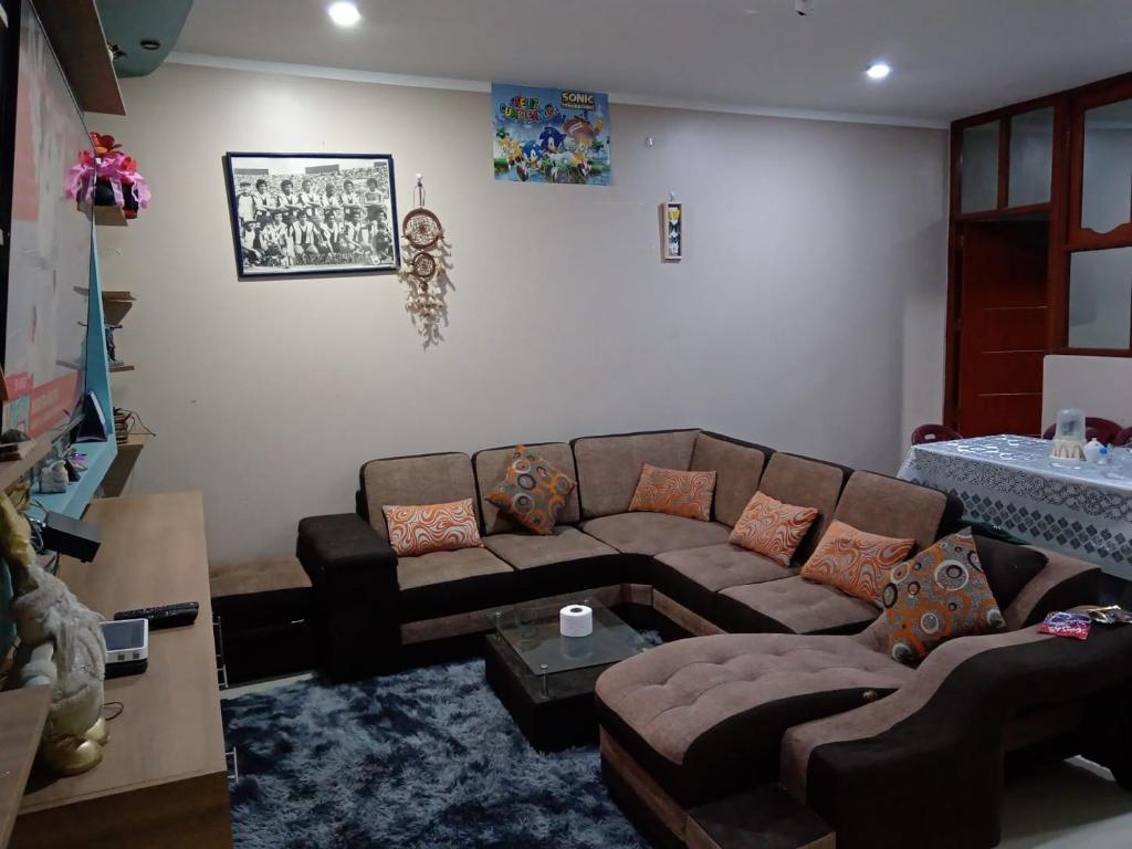 Apartamentos ARCEMIR في اياكوتشو: غرفة معيشة مع أريكة وطاولة