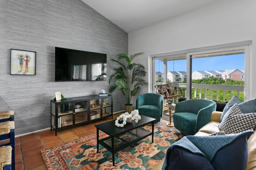 sala de estar con sofá y TV en BRAND NEW, Water Views, 2 BD Condo en Clearwater Beach