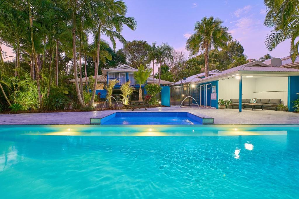 una piscina frente a una casa en Flynns on Surf Beach Villas, en Port Macquarie