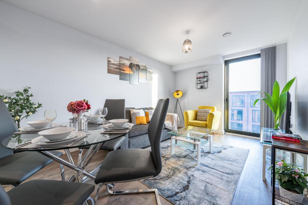 a living room with a glass table and chairs at Birmingham City Center - Luxury Stay 119 in Birmingham