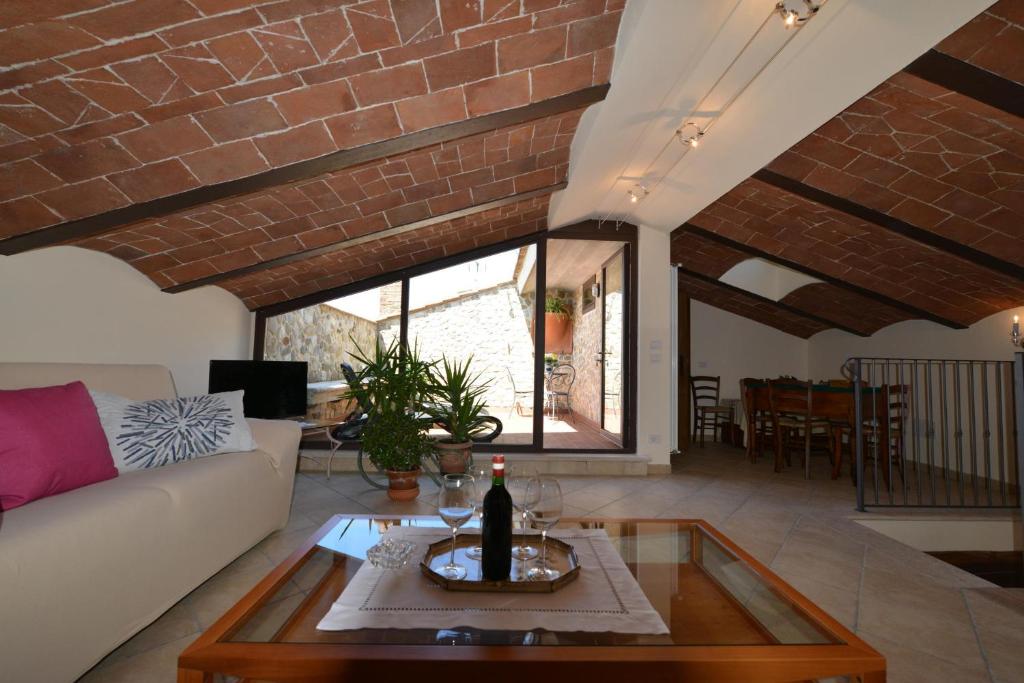 a living room with a couch and a table at Casa Cristina in Radicondoli