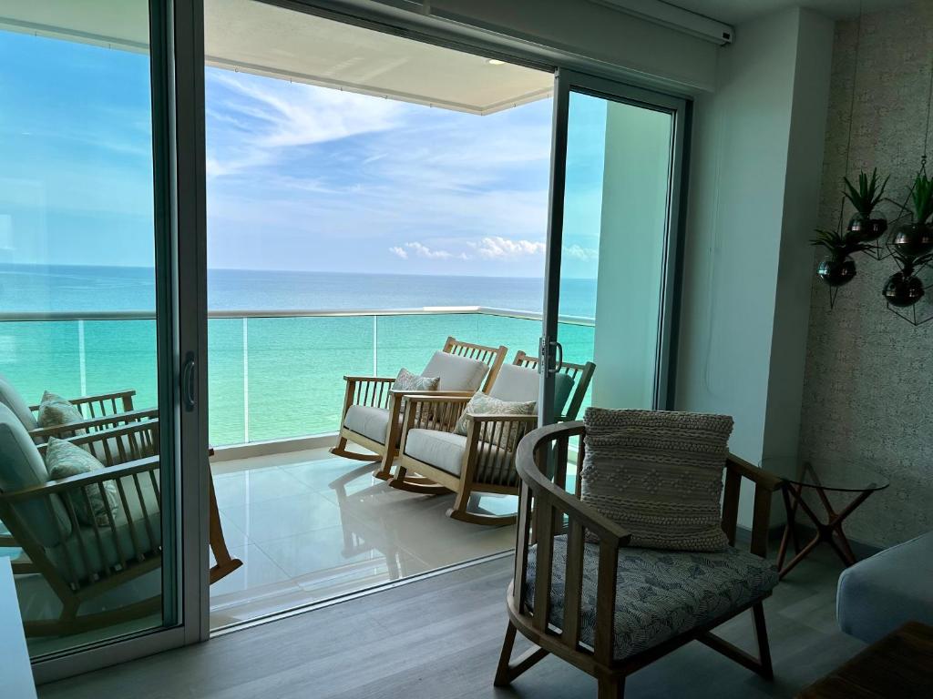 Zimmer mit Balkon und Meerblick in der Unterkunft Oceanview Apartment 3 bedrooms in Coveñas