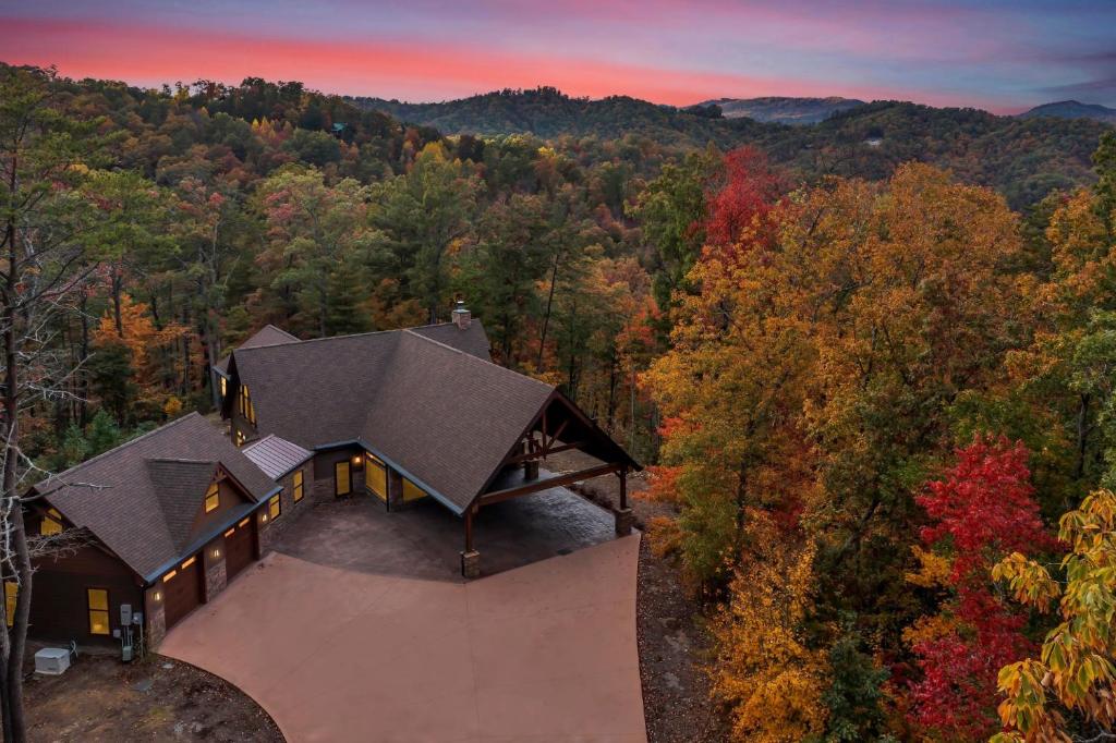 A bird's-eye view of Luxury Hickory Homestead home