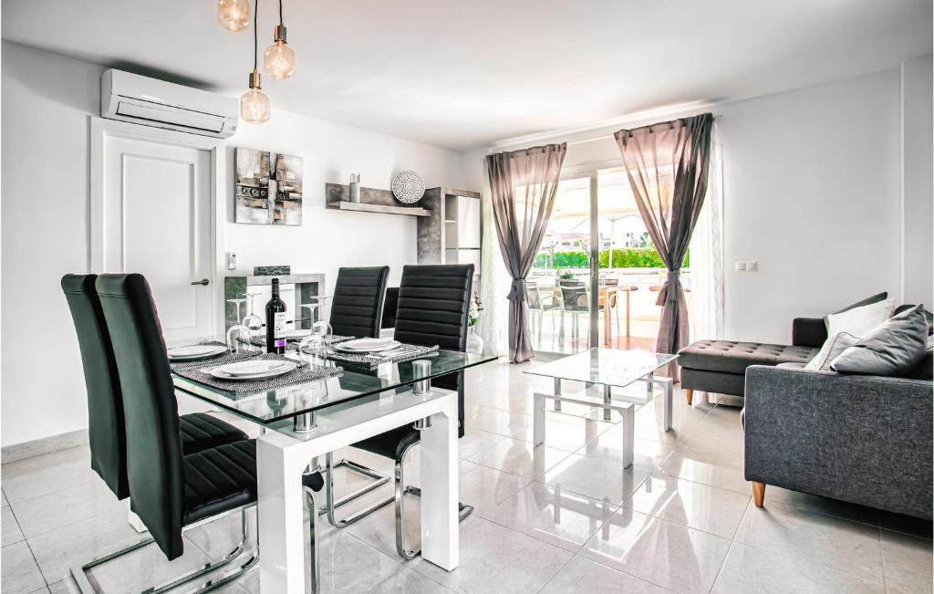 - un salon avec une table à manger et des chaises noires dans l'établissement Awesome Apartment In Cala Bona With Kitchen, à Cala Bona