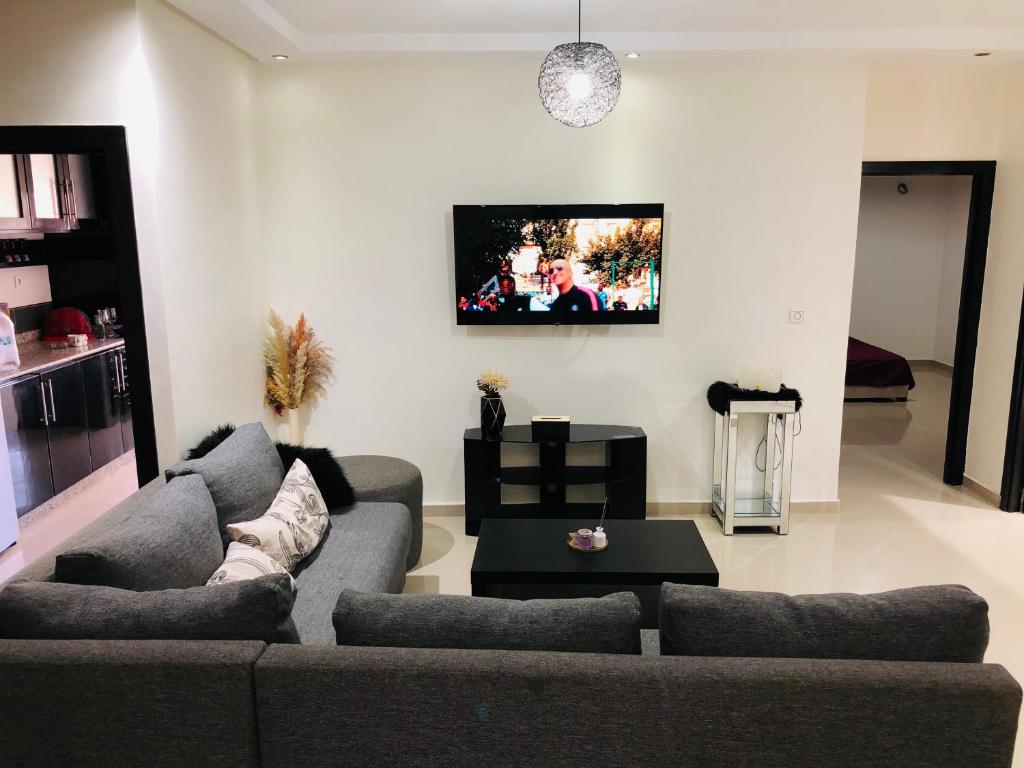 TV a/nebo společenská místnost v ubytování Luxury Appartment in Hassan tour