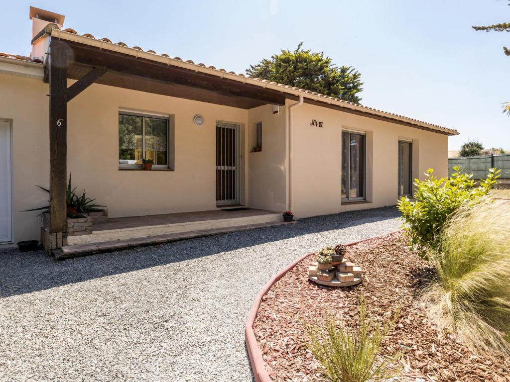 a house with a gravel driveway in front of it at Gîte Saint-Brevin-les-Pins, 4 pièces, 4 personnes - FR-1-306-1049 in Saint-Brevin-les-Pins