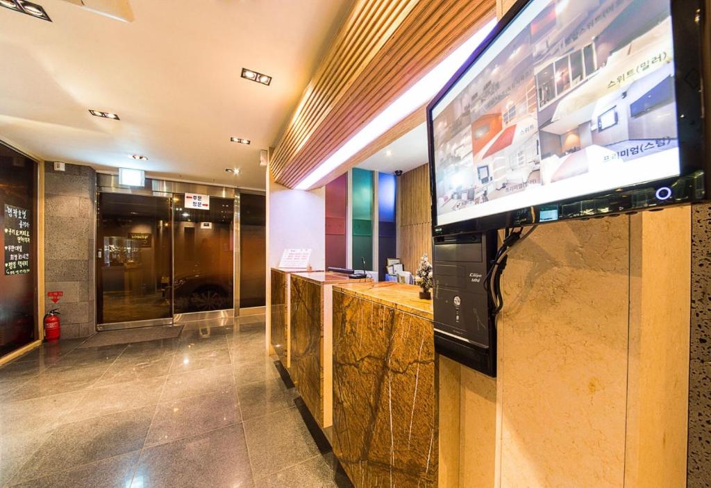 TV a/nebo společenská místnost v ubytování HOTEL MYEONG JAK