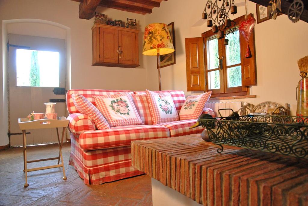 a living room with a couch and a table at Podere Le Murella in Palaia