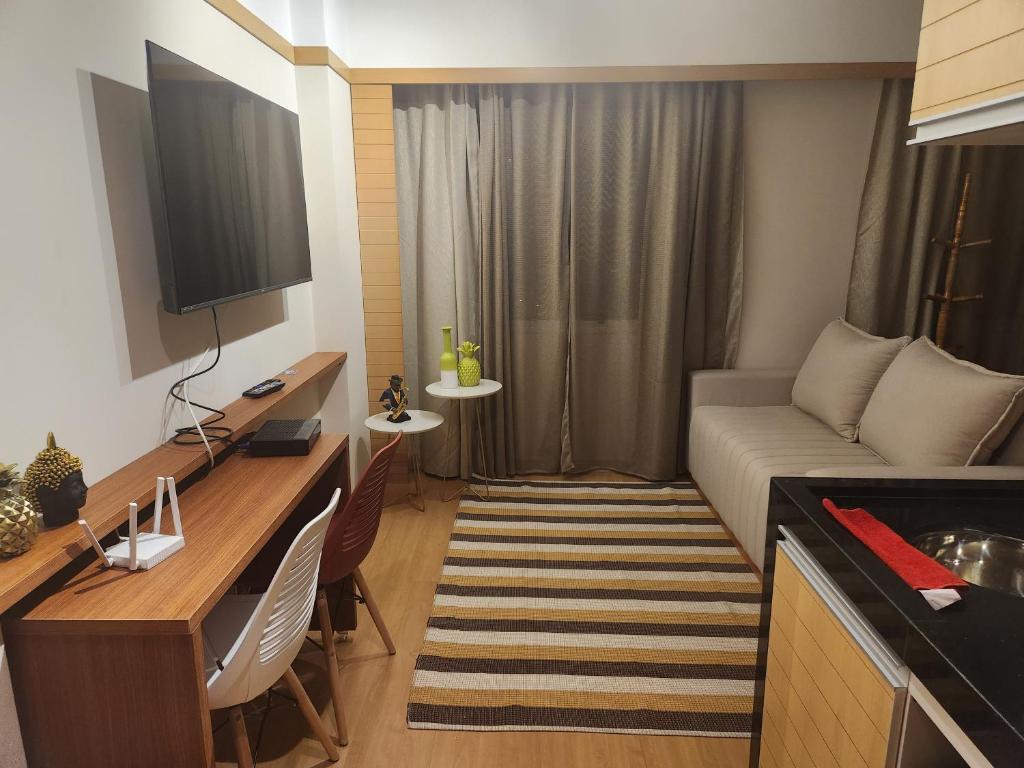 Hotel La Bella Cintra, 672, a small living room with a couch and a table at La Bella Cintra, 672 in São Paulo