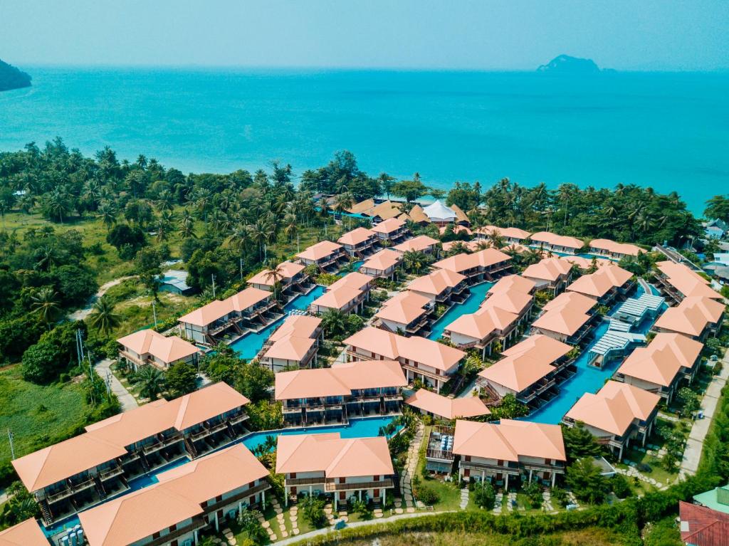 Blue Bay Resort - Access to Pool and Beach-Phuket & Krabi
