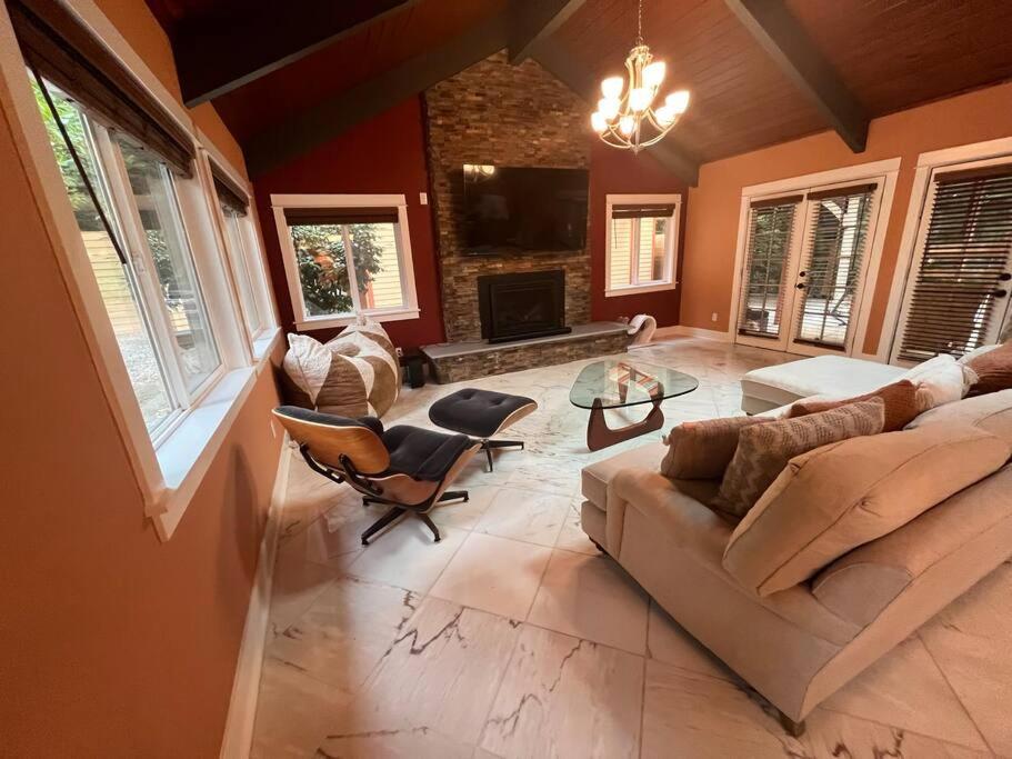 uma sala de estar com um sofá e uma mesa em Serene Oasis Getaway with Sauna and a swim spa. em Portland