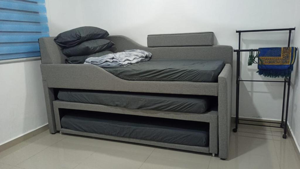 Двухъярусная кровать или двухъярусные кровати в номере TokBi Homestay Gerik