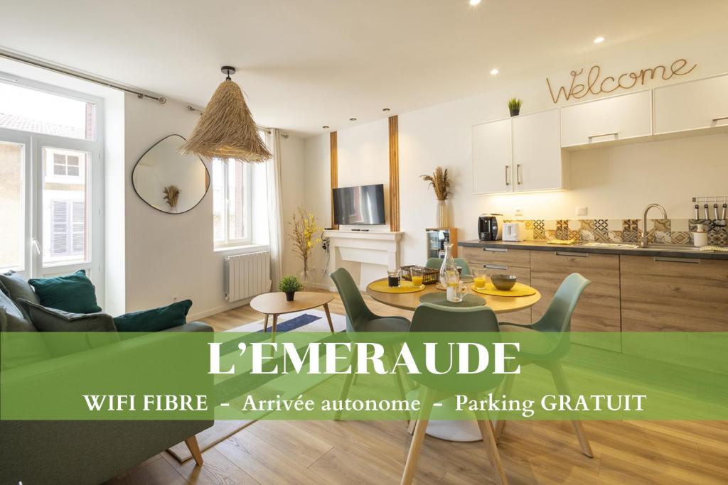 cocina y sala de estar con mesa y sillas. en L'Emeraude - 1 à 4P - Wifi Fibre - Parking Gratuit, en Pont-d'Ain