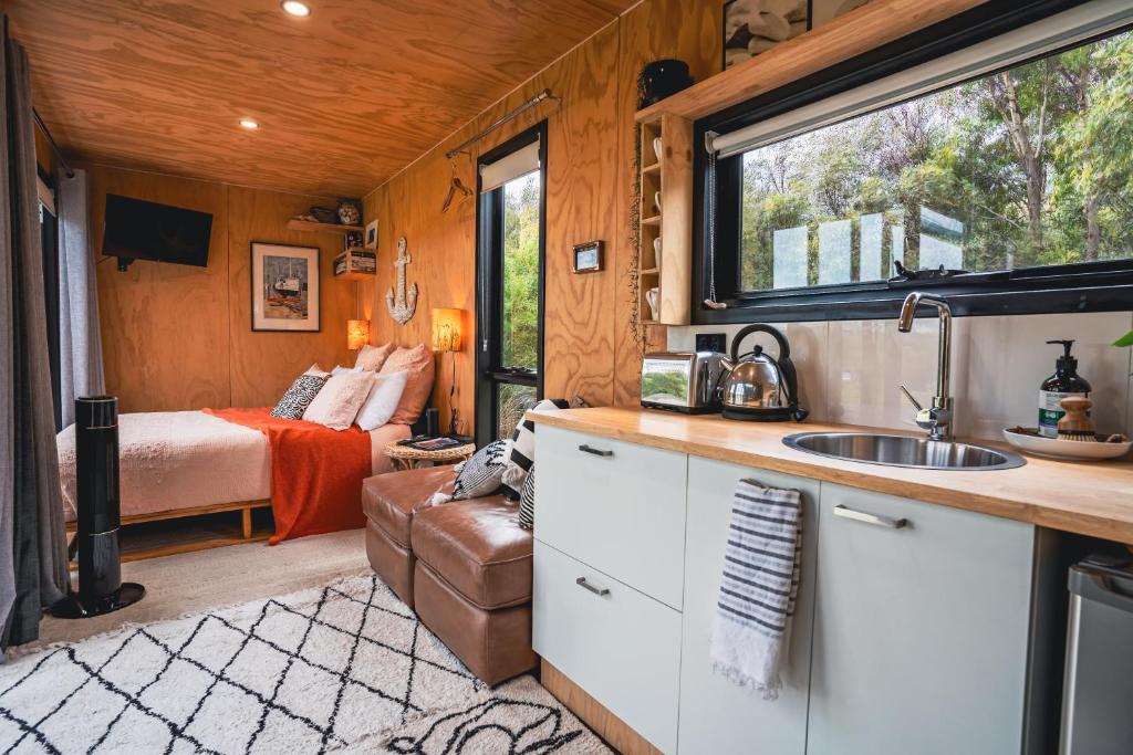 una cucina e un soggiorno in una casetta minuscola di Tiny House at the Moorings a Dunalley