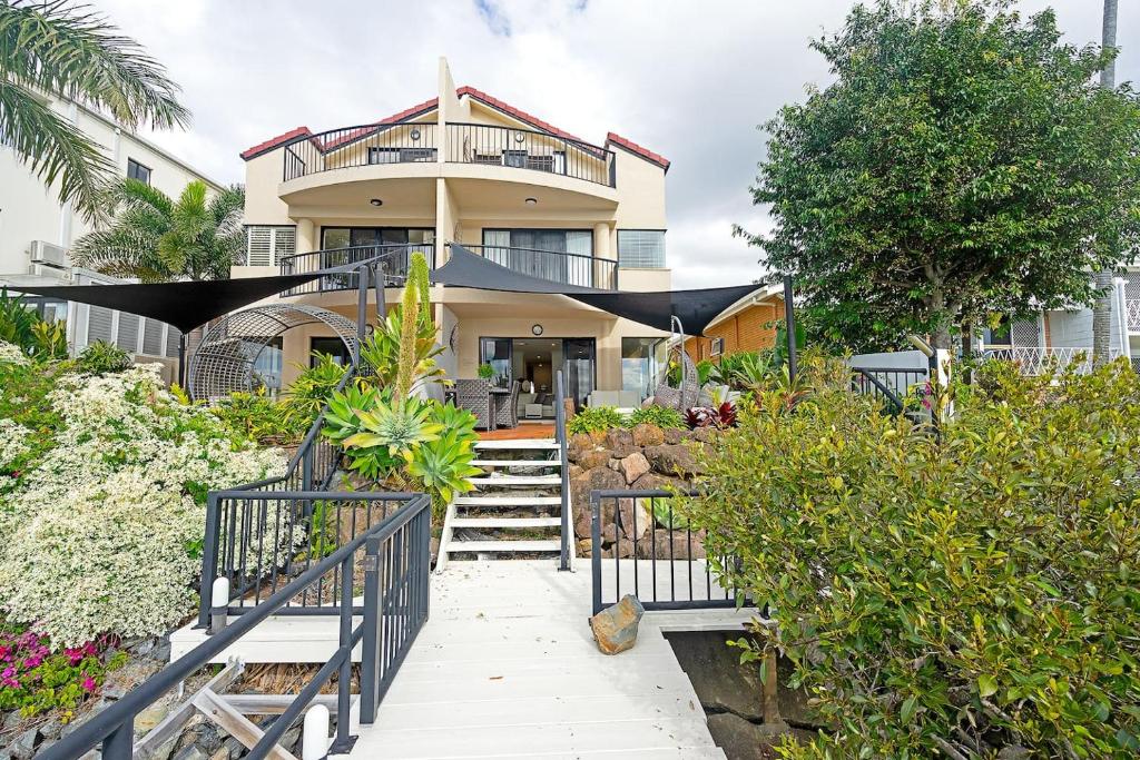 ein Haus mit einer Treppe, die hinauf führt in der Unterkunft Chevron Escape - An Exquisite Waterfront Townhouse in Gold Coast