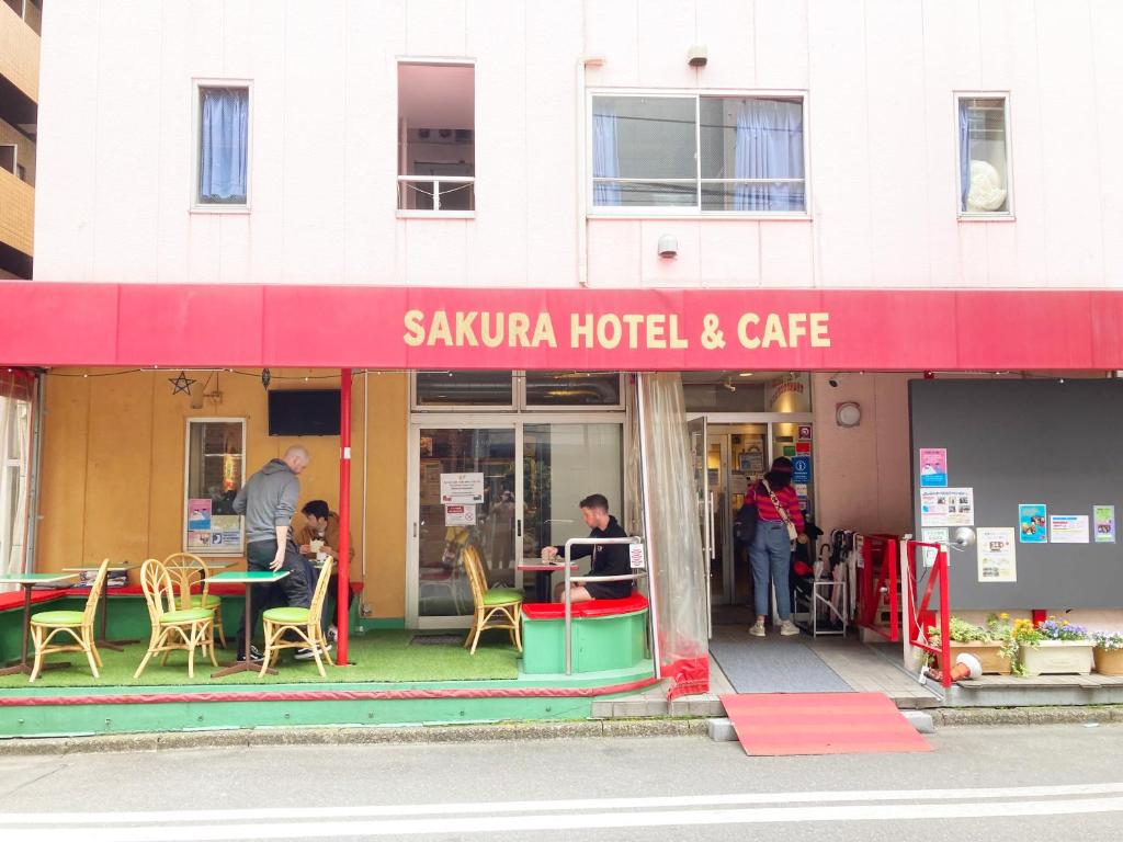 فندق ساكورا جيمبوتشو في طوكيو: مطعم فيه ناس جالسين على الطاولات خارج المبنى