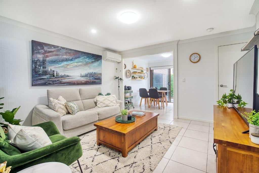- un salon avec un canapé et une table basse dans l'établissement 'Buzzing Surfers' Vibrant Indoor-outdoor Lifestyle, à Gold Coast