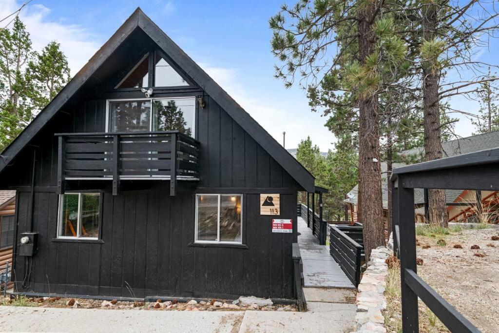 une maison noire avec un toit noir dans l'établissement The Heartfelt Cabin: Best Views, Large Backyard!, à Big Bear City