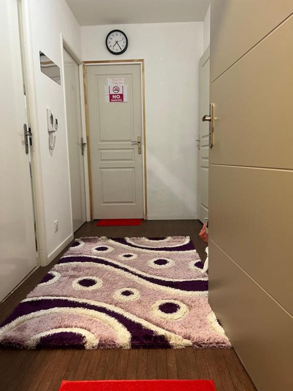 korytarz z dywanem przed drzwiami w obiekcie CHAMBRE PARTAGE 15MN CDG 25MN PARIS w Villepinte