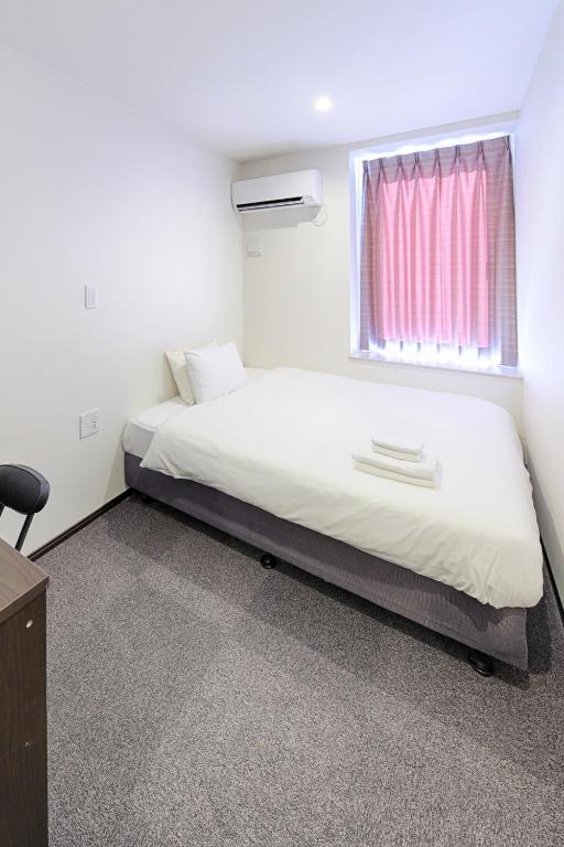 Postel nebo postele na pokoji v ubytování HOTEL THE POINT Kyoto Station South