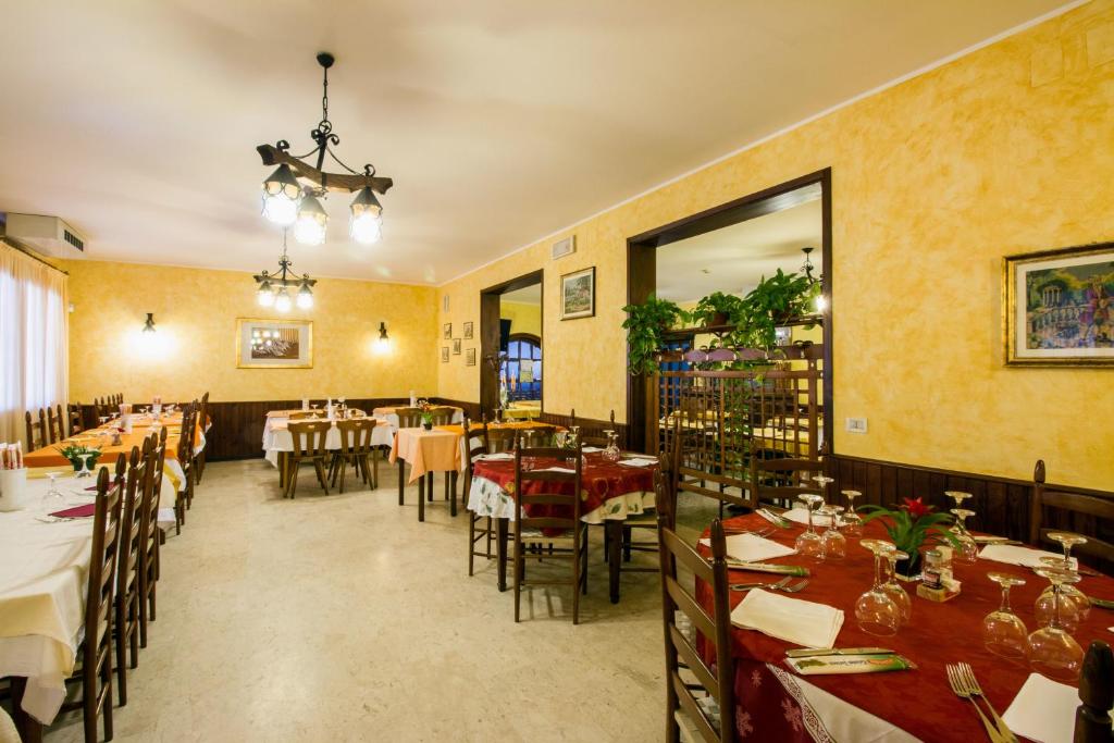 Restaurace v ubytování Albergo Ristorante Da Felice