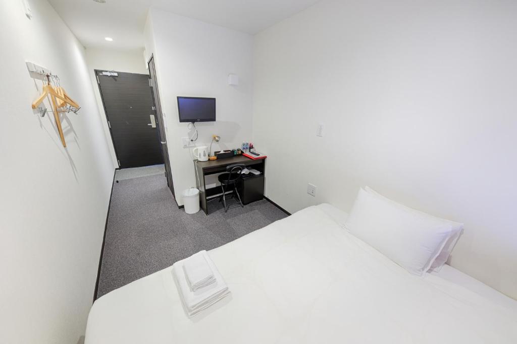 Postel nebo postele na pokoji v ubytování HOTEL THE POINT Kyoto Station South
