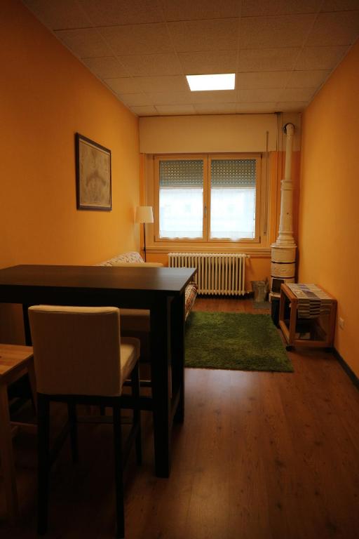 una sala de estar con una mesa y un sofá en Cave Trieste Apartments - CaTs Apartments, en Tarvisio