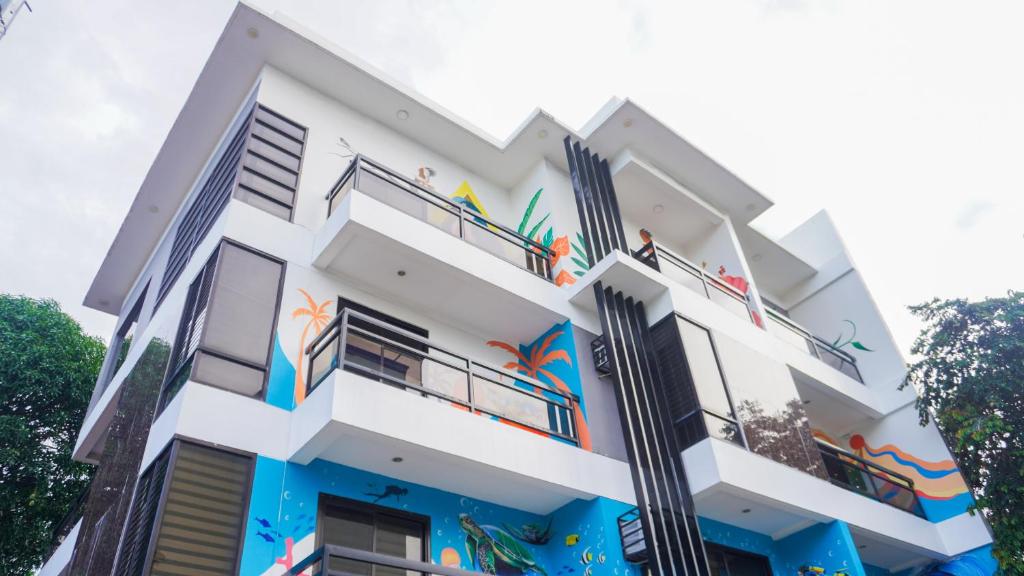 um edifício com graffiti pintado nele em UNWND Residences Dumaguete em Dumaguete