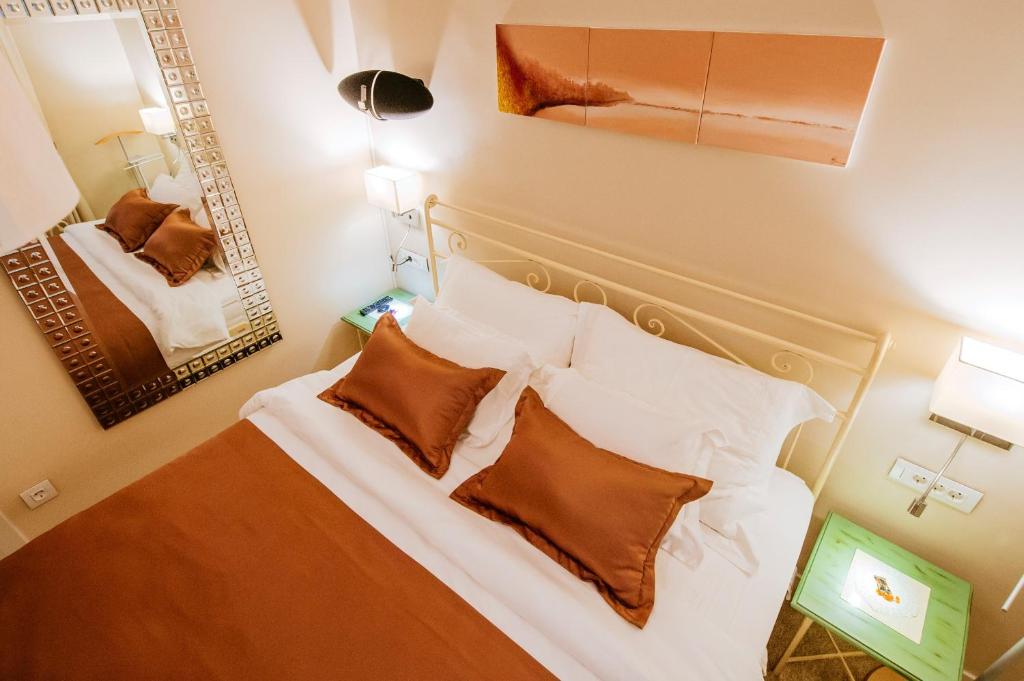 Posteľ alebo postele v izbe v ubytovaní Suites One