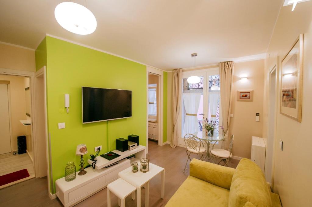Televízia a/alebo spoločenská miestnosť v ubytovaní Suites One