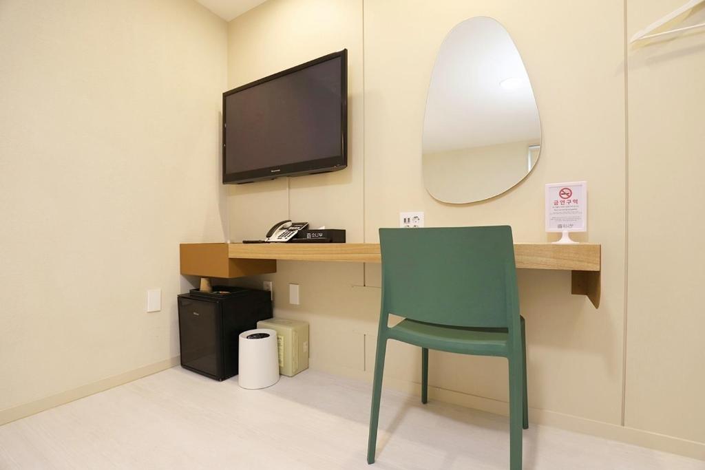 TV a/nebo společenská místnost v ubytování Chuncheon Pine Tree Hotel
