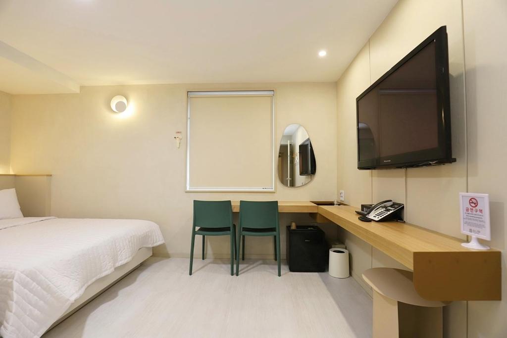 TV a/nebo společenská místnost v ubytování Chuncheon Pine Tree Hotel