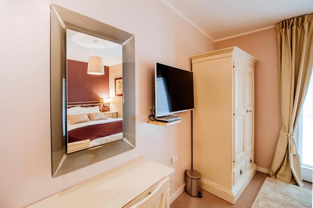 Televízia a/alebo spoločenská miestnosť v ubytovaní Suites One