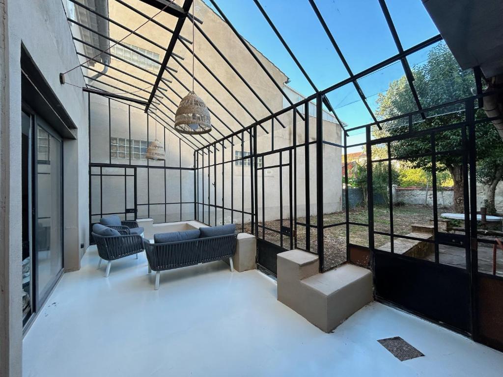 salon z dużą ilością szkła w obiekcie Charmante maison de ville avec jardin - MIAMOR w mieście Castres