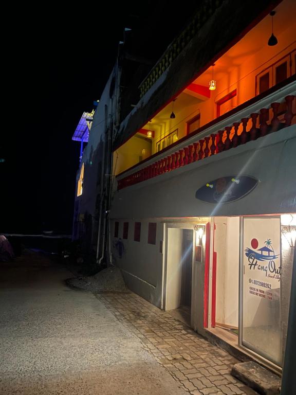 HANGOUT BEACH STAY في مهاباليبورام: مبنى في الليل مع تلافي