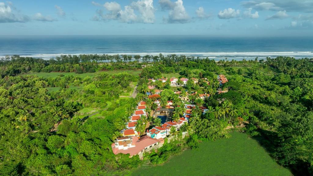 uma vista aérea de um resort com o oceano em Country Inn Tarika Goa Varca Beach em Varca