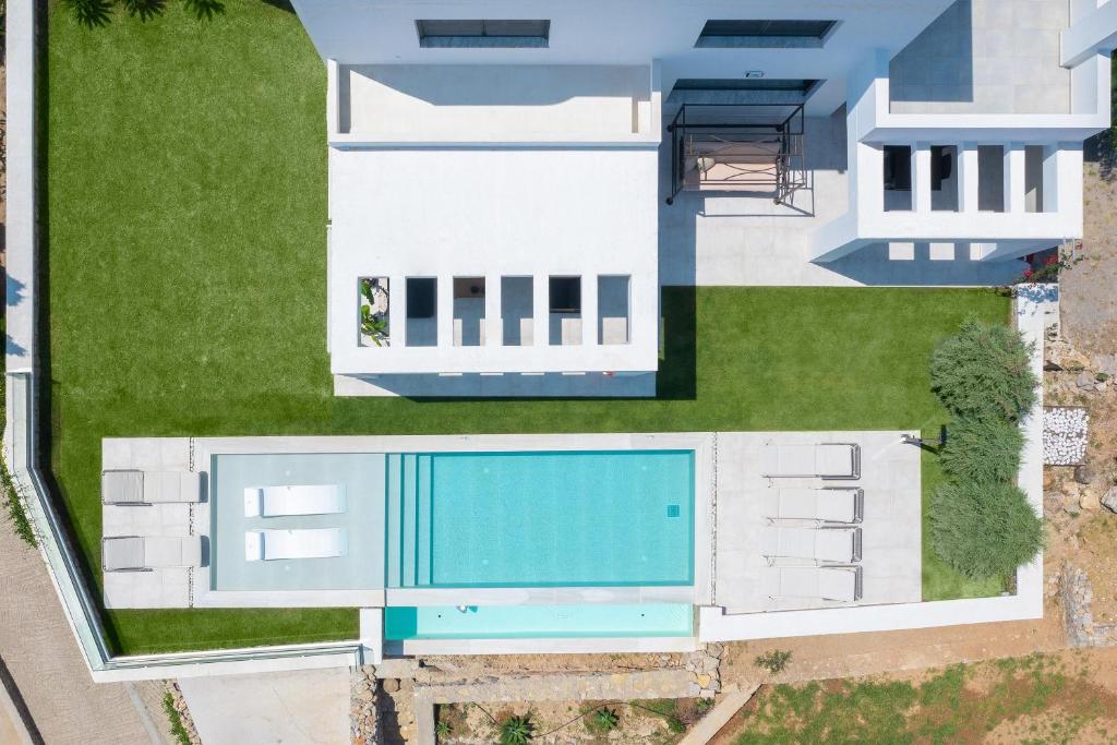 een luchtzicht op een huis met een zwembad bij Villa La Bianca in Koskinou