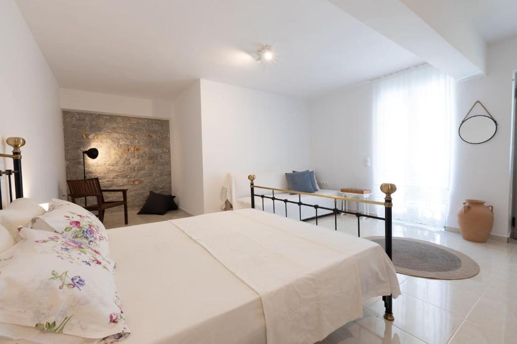 Postel nebo postele na pokoji v ubytování Enada Suite & Olive Farm