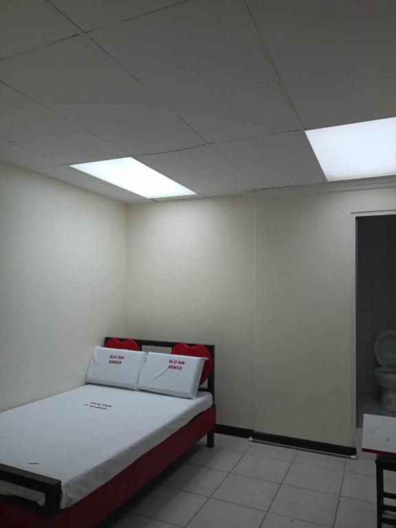 Una habitación con una cama con dos cajas. en WJV INN RAMOS en Cebú