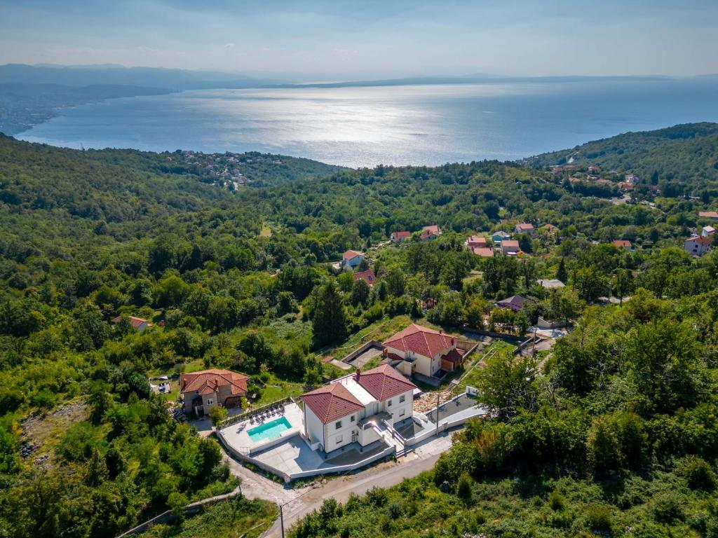 Widok z lotu ptaka na obiekt Villa Carrera with outdoor swiming pool near Opatija